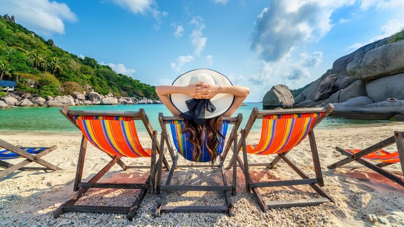 O atributo alt desta imagem está vazio. O nome do arquivo é mulher-com-chapeu-sentado-na-praia-de-cadeiras-na-bela-praia-tropical-mulher-relaxando-em-uma-praia-tropical-na-ilha-de-koh-nangyuan_335224-1110-edited.jpg